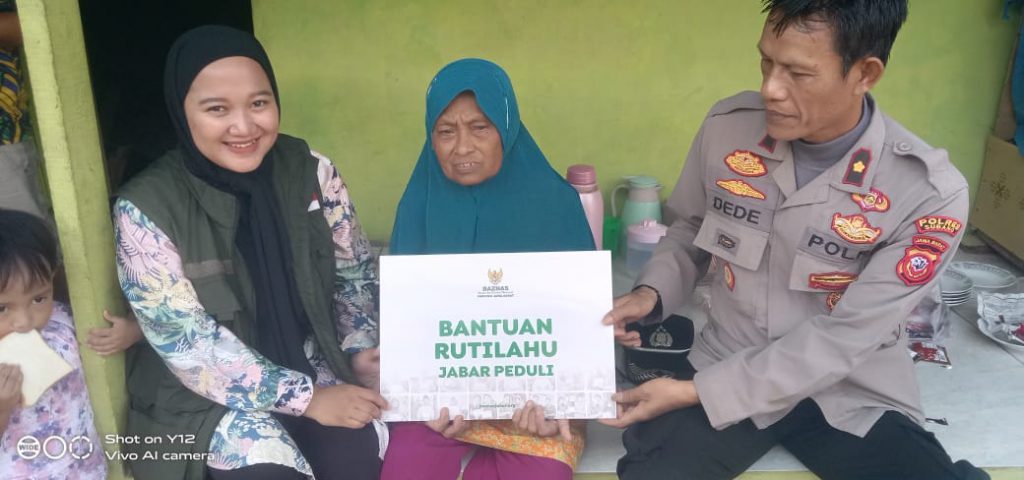 Baznas Provinsi Jawa Barat Berikan Bantuan Rutilahu Kepada Nenek Musriah.