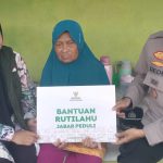 Baznas Provinsi Jawa Barat Berikan Bantuan Rutilahu Kepada Nenek Musriah.