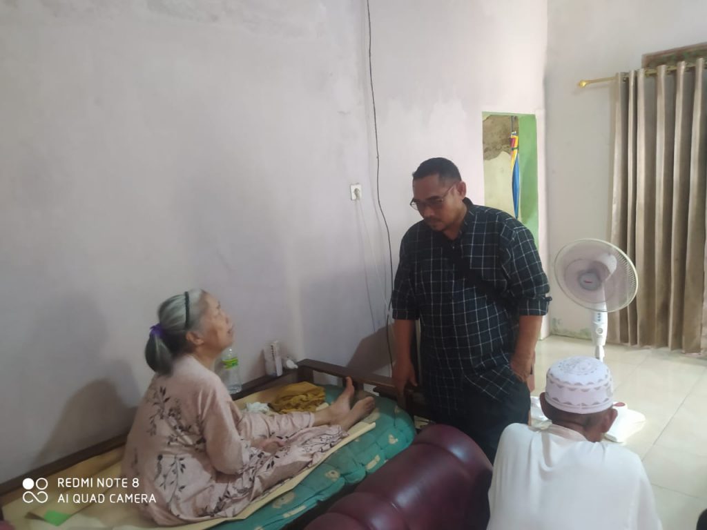 Pemdes Blanakan beri Bantuan Kursi Roda Kepada Ibu Cicih Yang Mengalami Lumpuh 3 Tahun.