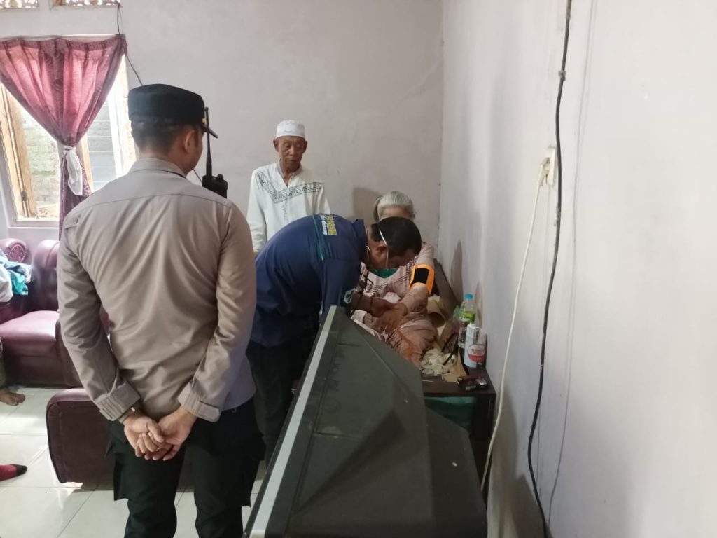KAPOLSEK BLANAKAN MENGAJAK PEMERINTAH DESA BLANAKAN DAN KEMENSOS , TKSK BESUK WARGA YANG SAKIT BUKTI NYATA POLISI PEDULI SESAMA