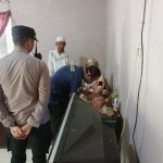 KAPOLSEK BLANAKAN MENGAJAK PEMERINTAH DESA BLANAKAN DAN KEMENSOS , TKSK BESUK WARGA YANG SAKIT BUKTI NYATA POLISI PEDULI SESAMA