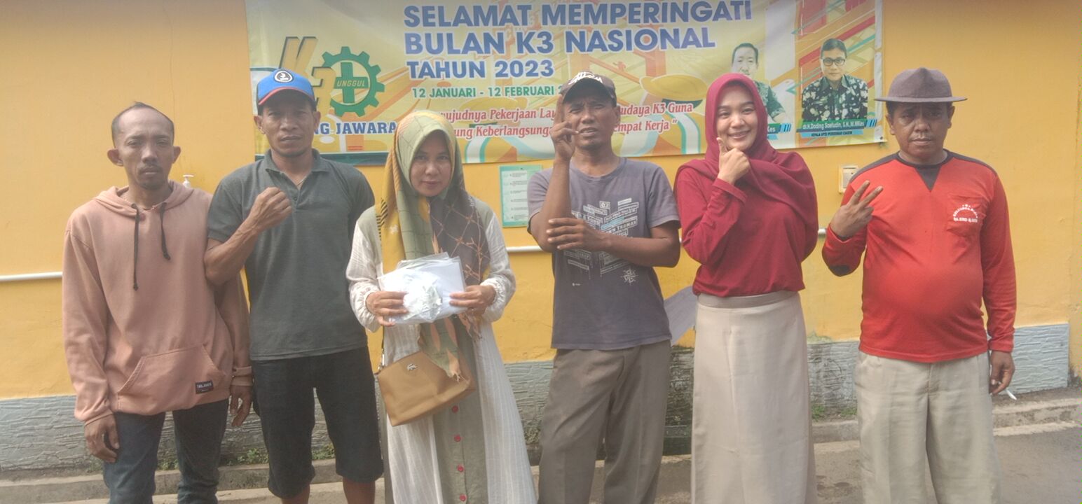 Pemdes Ciasemtengah,Bawa ODGJ bernama Muhidin untuk Proses Pembuatan E-KTP Di Kecamatan Purwadadi.