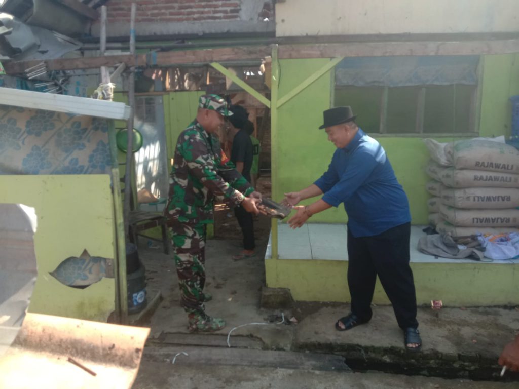 Pemdes Ciasem Tengah Bersama Muspika Kecamatan Ciasem Dan Masyarakat Bergotong Royong Membedah Rumah Ibu Musriah.