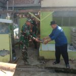 Pemdes Ciasem Tengah Bersama Muspika Kecamatan Ciasem Dan Masyarakat Bergotong Royong Membedah Rumah Ibu Musriah.