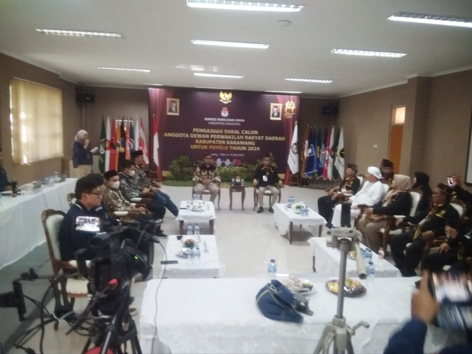 Di iringi Takbir, Tahmid dan Tahlil, DPD Partai UMMAT Kabupaten Karawang berangkat menuju kantor Komisi Pemilihan Umum (KPU) untuk menyerahkan berkas persyaratan Bakal Calon Legislatiff (Bacaleg) Kabupaten Karawang.