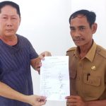 Beberapa warga desa Tanjung Baru datangi kantor desa tuntut kurangi aktivitas perusahaan di malam hari.