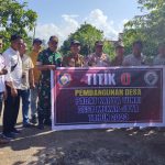 Kapolsek Sosoh Buay Rayap Dampingi Kegiatan Titik Nol Pelebaran Jalan Di Salah Satu Desa