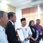 Ketua DPRD Budianto, S.H dan Wakil Ketua DPRD Kabupaten Karawang Fraksi PKB, Anggi Tarmadi. menerima Audensi masyarakat Dawuan dan PPP Karawang diruang rapat DPRD