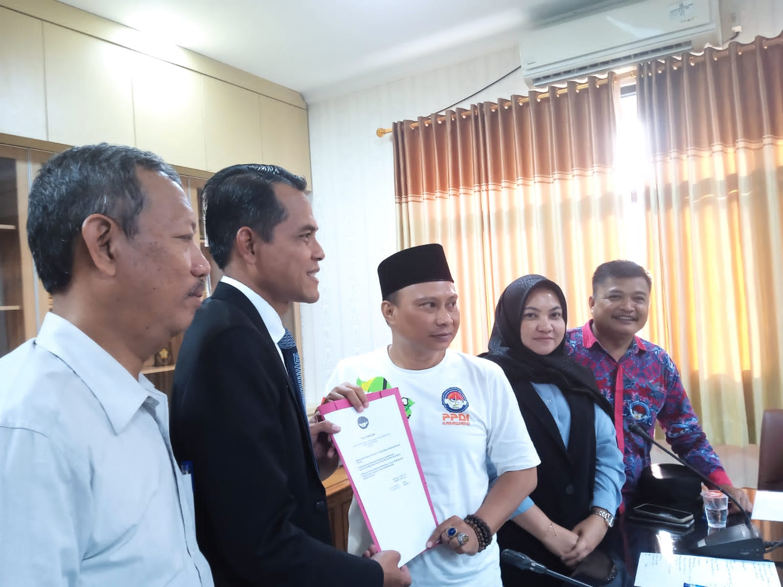 Ketua DPRD Budianto, S.H dan Wakil Ketua DPRD Kabupaten Karawang Fraksi PKB, Anggi Tarmadi. menerima Audensi masyarakat Dawuan dan PPP Karawang diruang rapat DPRD