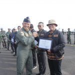 *PJ Bupati OKU H Teddy Meilwansyah Terima Penghargaan Sebagai Keluarga Kehormatan Lanud Sri Mulyono Herlambang*