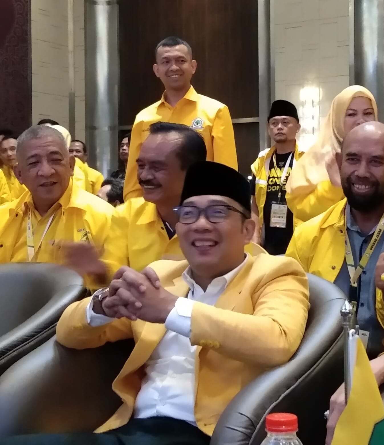 Gubernur Jawa Barat Ridwan Kamil  sebagai kader Partai Golkar dengan posisi sebagai Wakil Ketua Umum Bidang Penggalangan Pemilih