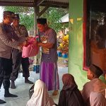 Saat Patroli Bertemu Guru Ngaji,Kapolsek Blanakan memeberikan Batuan Al-qur’an dan Sembako kepada Ustad Asim