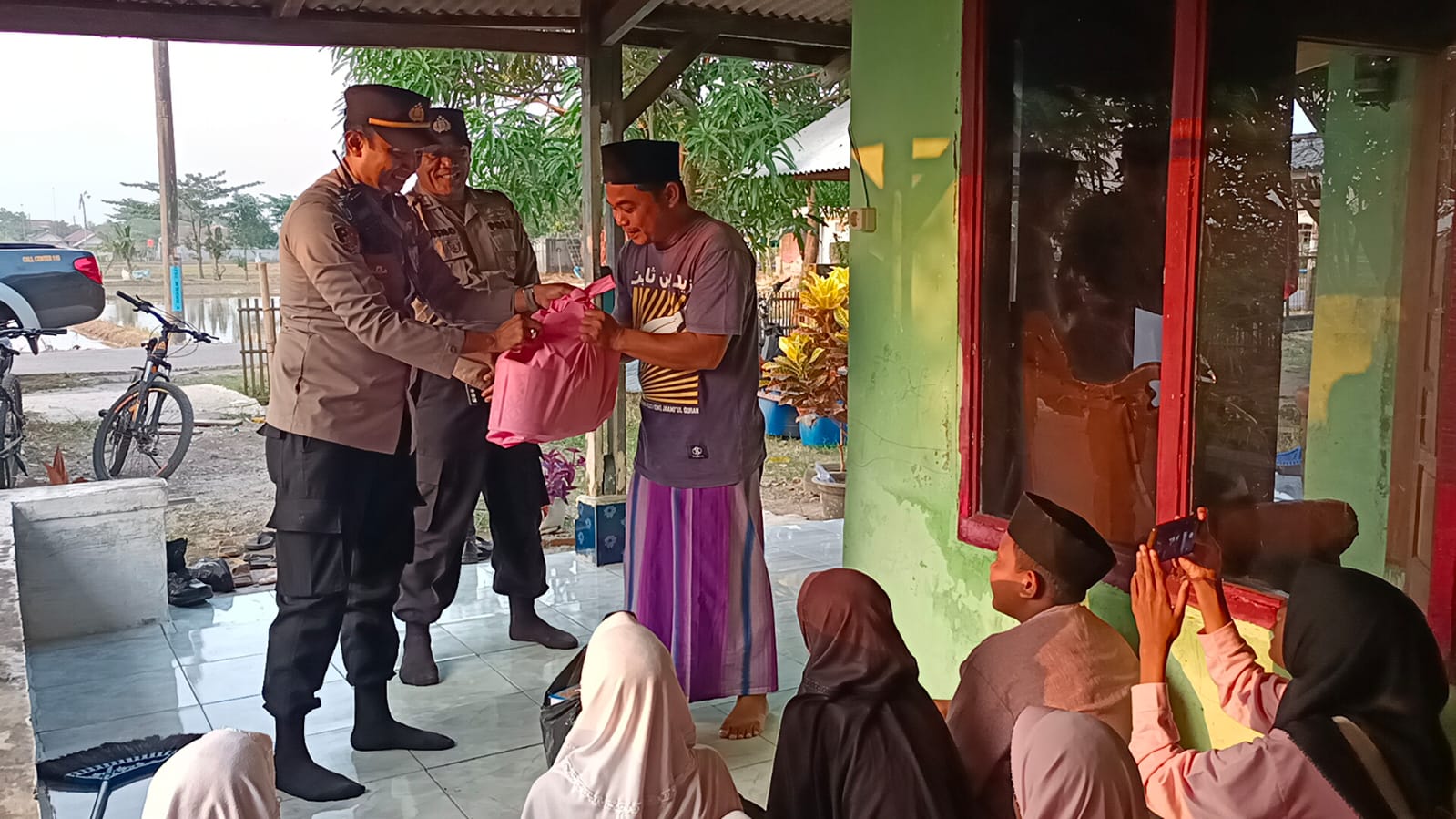 Saat Patroli Bertemu Guru Ngaji,Kapolsek Blanakan memeberikan Batuan Al-qur’an dan Sembako kepada Ustad Asim