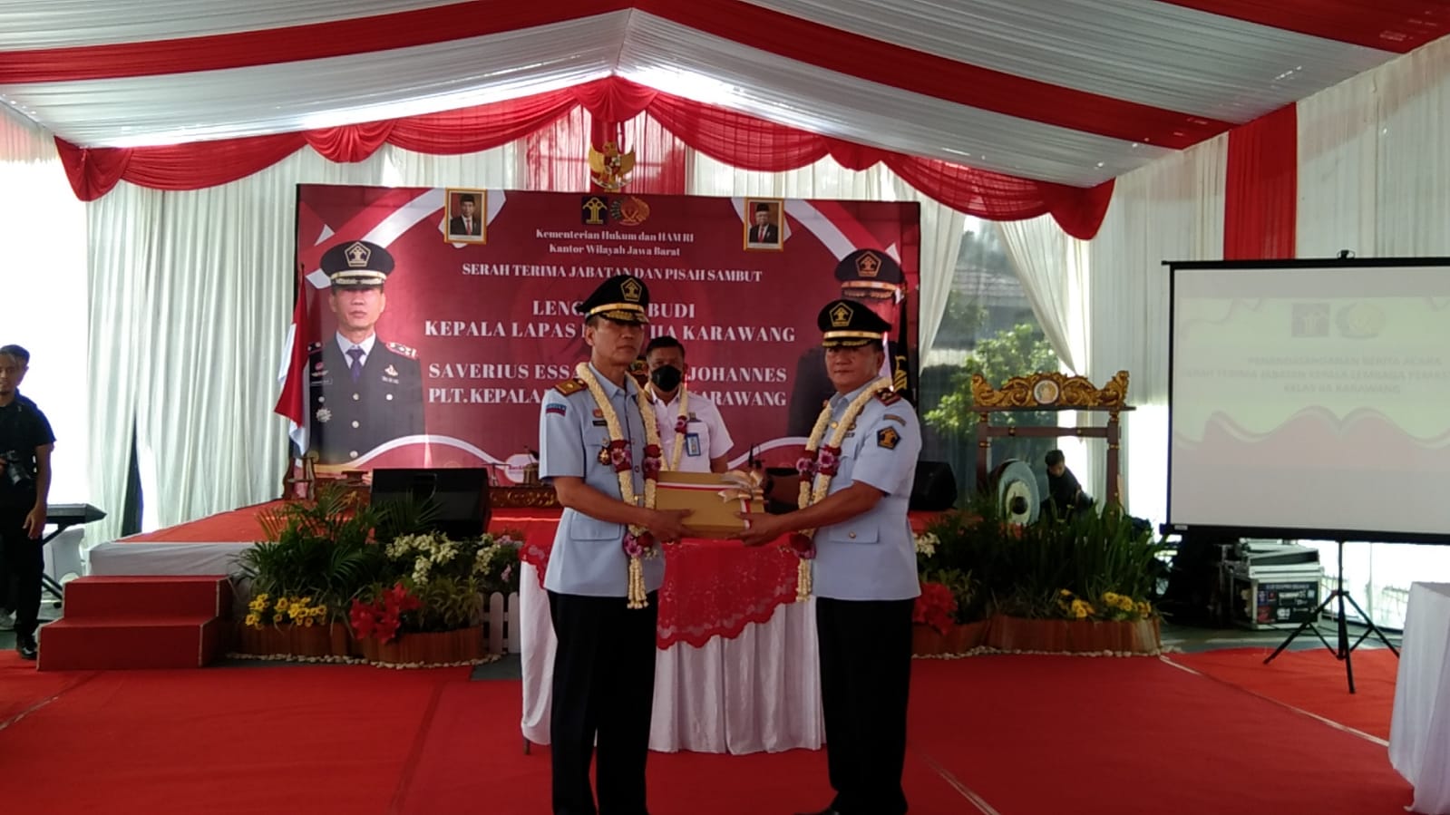 SERAH TERIMA KALAPAS KELAS II A KARAWANG LAMA BAPAK LENGGINO BUDI KEPADA KALAPAS BARU BAPAK SAVERIUS ESSAAU GUSTAF JOHANNES