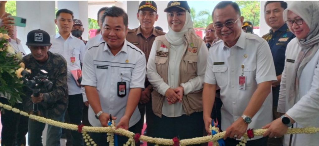 Bupati Karawang dr. Cellica Nurrachadiana Resmikan Gedung Pelayanan Admindukcatpil Senilai Rp.6 Miliar