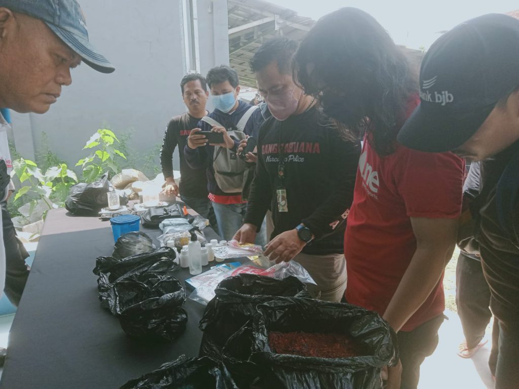Tim Sanggabuana Polres Karawang bersama Polisi RW, petugas berhasil mengamankan satu orang Pengedar Narkotika