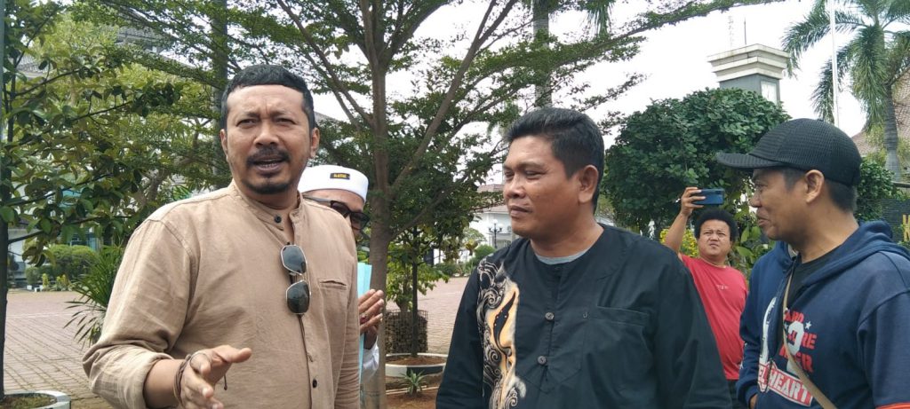 Forum Pergerakan Pengangguran GEPREK (Gerakan Pengangguran Remaja Karawang) melakukan aksi damai di depan Gedung Pemerintah Kabupaten Karawang