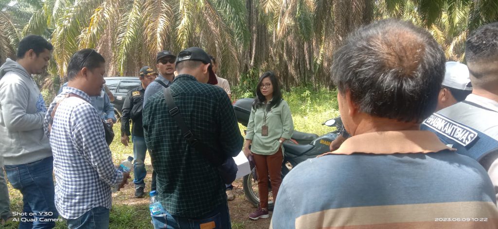 Hakim Pengadilan Negeri Baturaja OKU Gelar Sidang Pemeriksaan Setempat Di Lokasi Lahan Perkebunan Sawit Desa Gunung Meraksa Kec. Lubuk Batang Kab. OKU