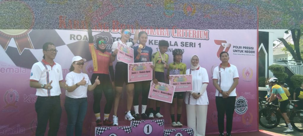 Ikatan Sport Sepeda Indonesia (ISSI) berkolaborasi dengan Polres Karawang menggelar kejuaraan sepeda