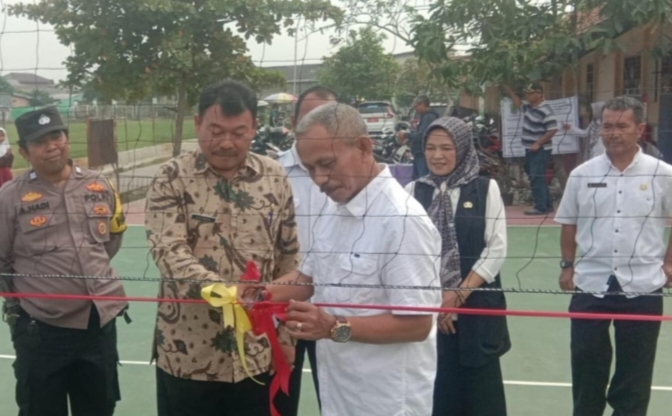 Kabid PO Disdikpora Karawang,Juhdiana Salim Resmi Menyerahkan Pembangunan Lapangan Volly Ball SDN Warung Bambu 3