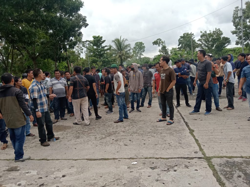 Ribuan Masa Lubuk Batang dan Peninjauan Datangi Mapolres OKU Mendesak Oknum BPLB Ditangkap