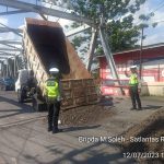 Peduli Masyarakat, Satuan Sat Lantas Polres OKU Tambal Jalan Lintas Sumatera Yang Berlobang