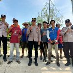 Muspika Kecamatan Blanakan Bersama Pemdes Muara Bergotong Royong Bersihkan Lingkungan