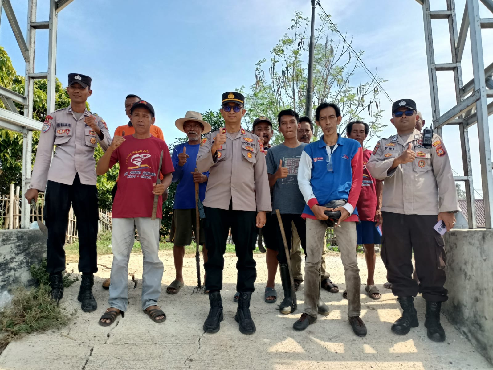 Muspika Kecamatan Blanakan Bersama Pemdes Muara Bergotong Royong Bersihkan Lingkungan