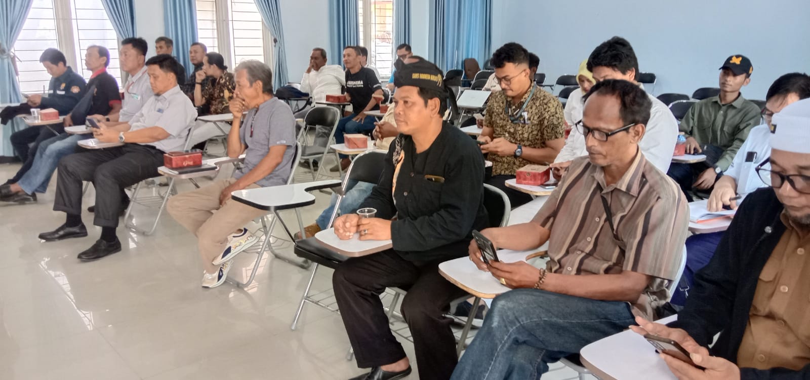 Ketua Geprek Endang Macan kumbang berserta jajaran pengurus Geprek menghadiri acara diskusi terkait pemasalahan pengangguran kabupaten karawang.