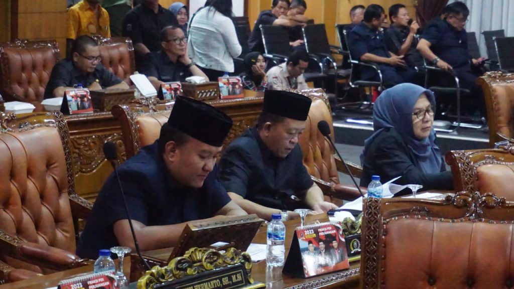 Wakil ketua 1 DPRD OKU Yudi Purna Nugraha SH Membuka Dan Memimpin Rapat Paripurna IV DPRD,Masa Persidangan Ke 3 Tahun 2023.Agenda Jawaban PJ Bupati OKU