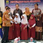 150 siswa penerima bantuan dana beasiswa tingkat sekolah dasar, di desa Purwadana
