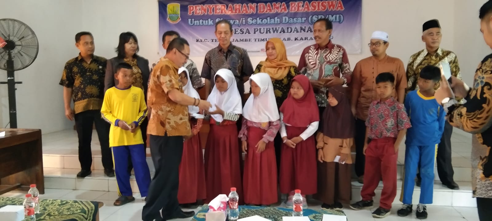 150 siswa penerima bantuan dana beasiswa tingkat sekolah dasar, di desa Purwadana