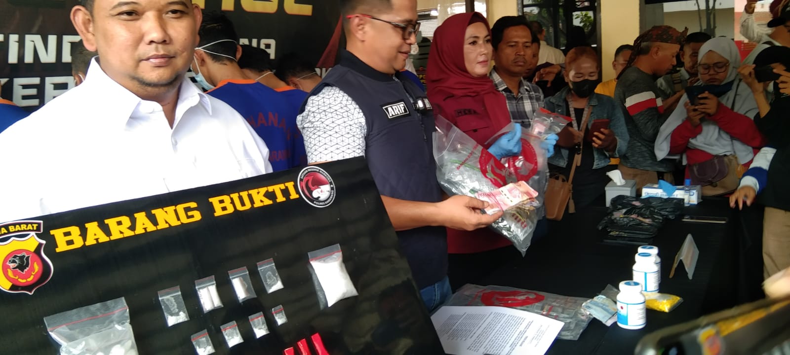 Reserse Narkoba Polres Karawang, kembali berhasil mengungkap peredaran Narkotika serta Obat Keras Tertentu ( OKT) .