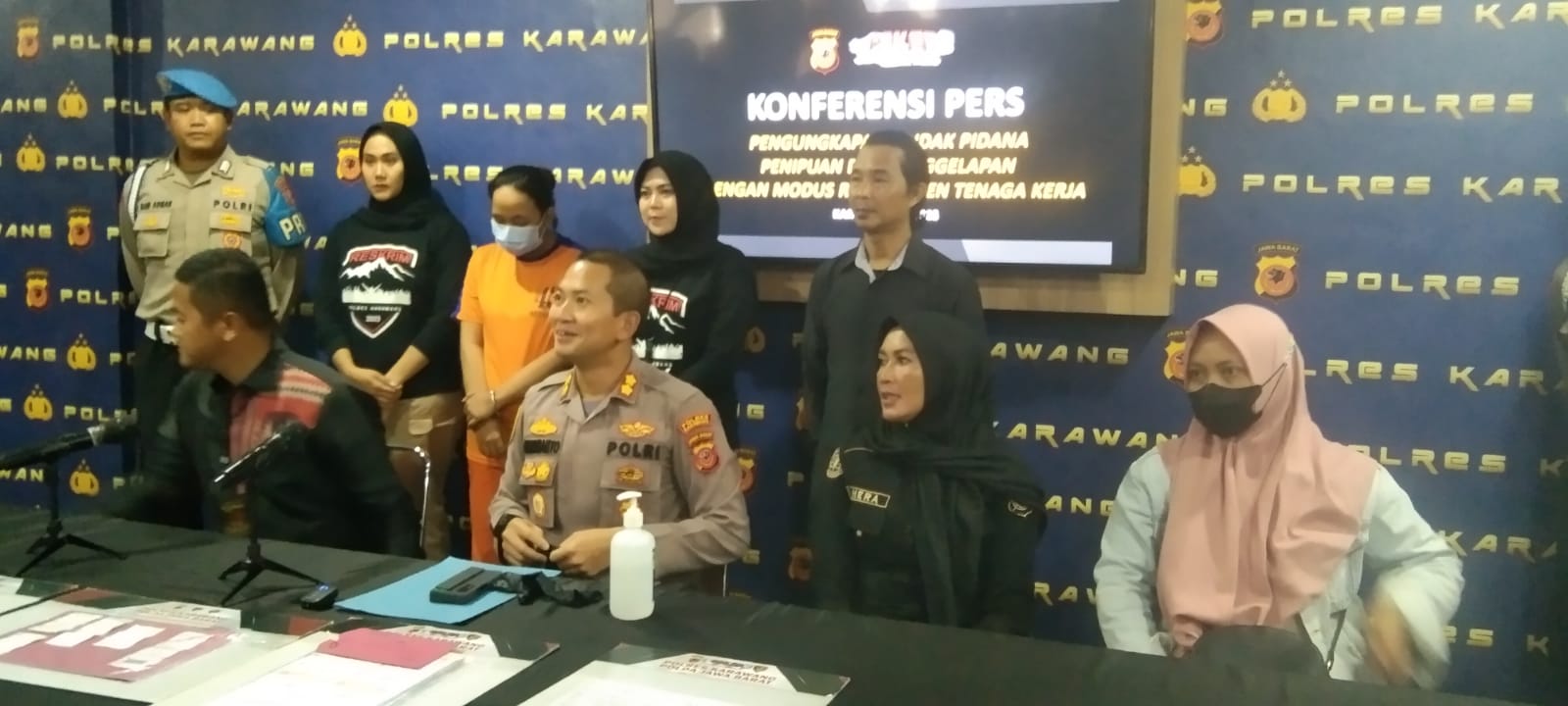 Kapolres menjelaskan penipuan Penerimaan Tenaga Kerja dengan cara menjanjikan akan di terima bekerja di salah satu perusahaan swasta yang ada di Kab Karawang