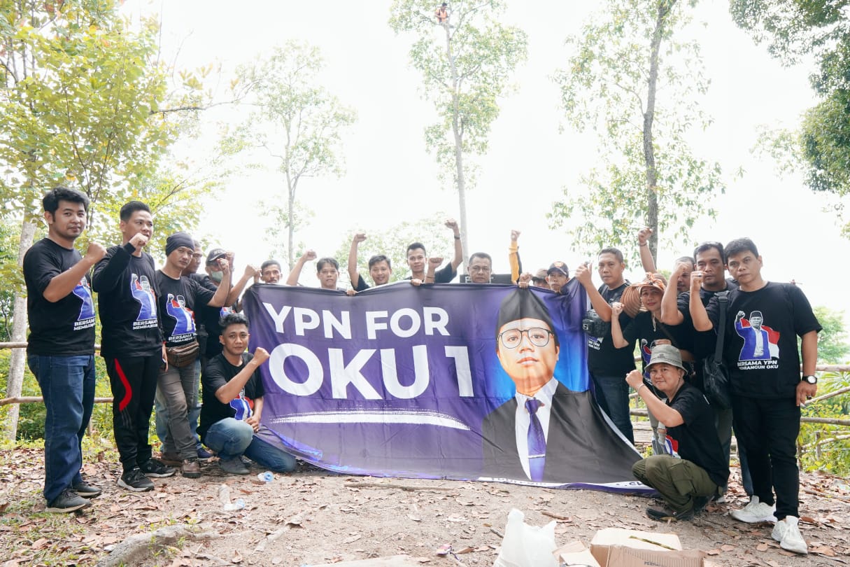 Dalam Rangka HUT OKU Ke 113 Relawan Yudi Purna Nugraha, SH Kibarkan Bendera YPN Di Puncak Bukit Katung Kubangan Naga.