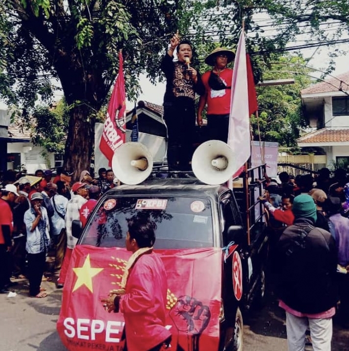 Kedatangan Serikat Pekerja Tani Karawang( SEPETAK) ke kantor Badan Pertanahan Negara (BPN) Karawang dengan ribuan petani