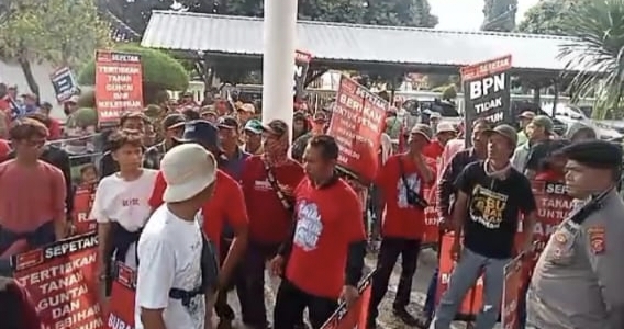 Demo SEPETAK di Kantor Badan Pertanahan Negara tidak menghasilan kesepakatan, kemudian bergeser ke Gedung DPRD Kab. Karawang