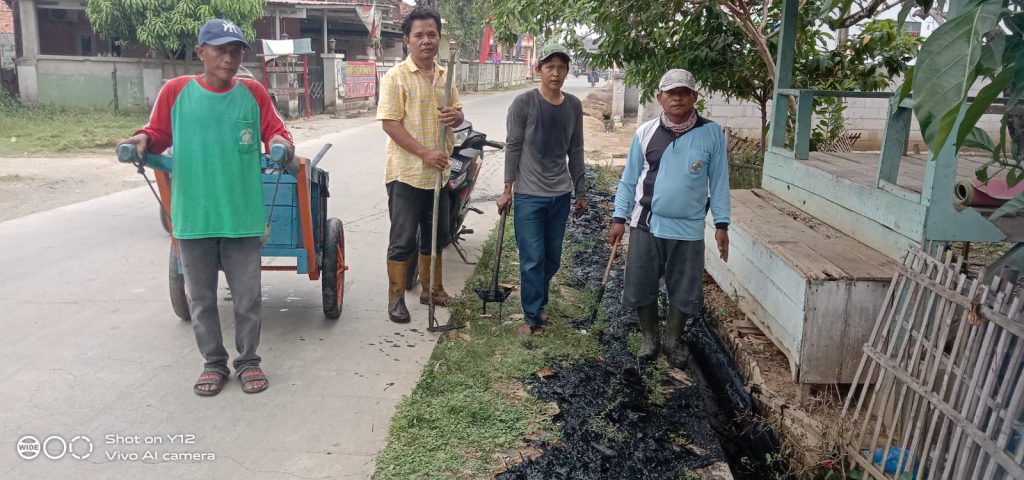 Masuki bulan Agustus Kepala Dusun Suka Mulya Desa Muara bersama Para Ketua RT adakan giat Kebersihkan Lingkungan