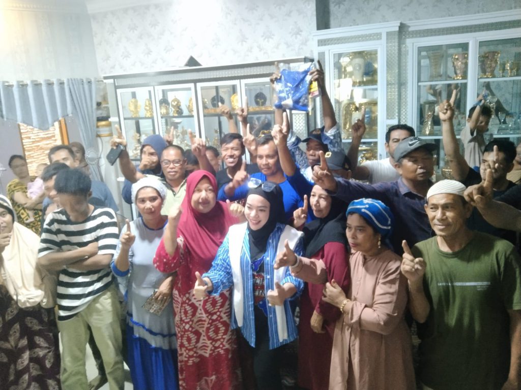 HJ.NURLENNI KAHAR SIBALI SAMBANGI WARGA DUSUN KAMPUNG BERU.