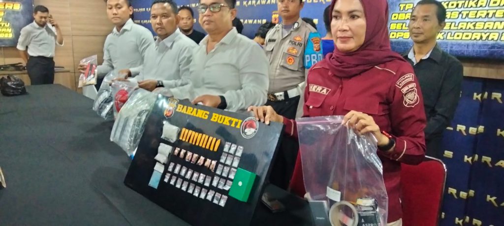 delapan orang tersangka pelaku tindak kejahatan penyalahgunaan narkotika di Kabupaten Karawang berhasil diamankan Tim Satuan Reserse Narkoba Polres Karawang.