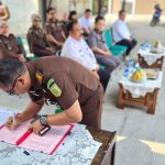 Kejaksaan Negeri (Kejari) Karawang memusnahkan barang bukti dari sejumlah perkara kejahatan