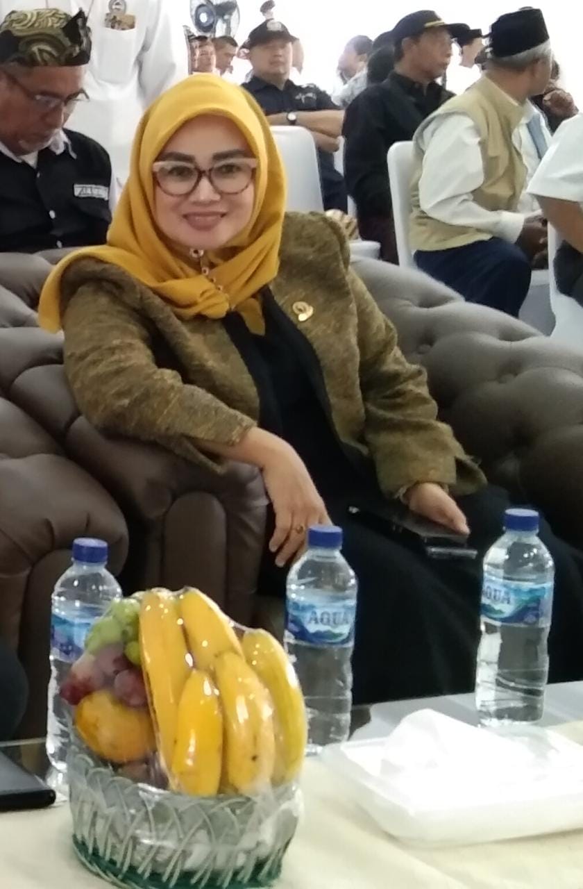 Sri Rahayu Agustina SH hadir dalam pelantikan LPM Kab karawang.