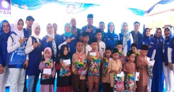 Dewan Pimpinan Daerah Partai Amanat Nasional Kabupaten Karawang menggelar santunan kepada ratusan anak yatim piatu.