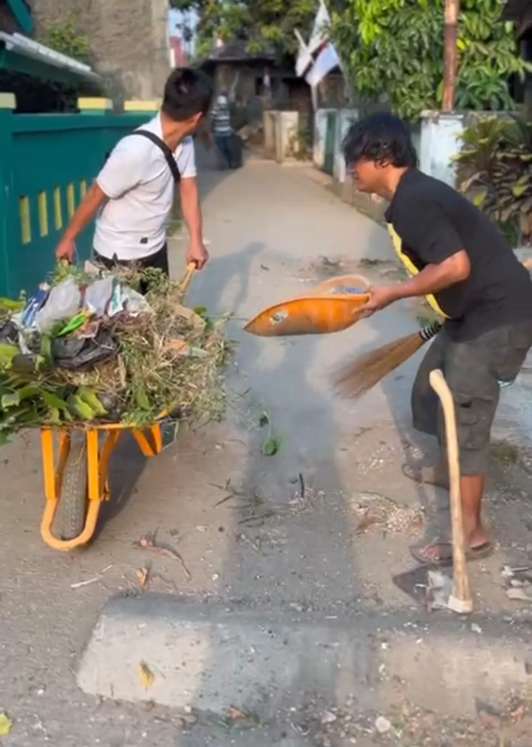 Jumat Bersih ( jumsih) yang di adakan di Desa Krajan 3 Rt 019 Rw 005 wadas, Kecamatan Lemahabang, merupakan kegiatan untuk menjaga kebersihan lingkungan Dusun Krajan 3.