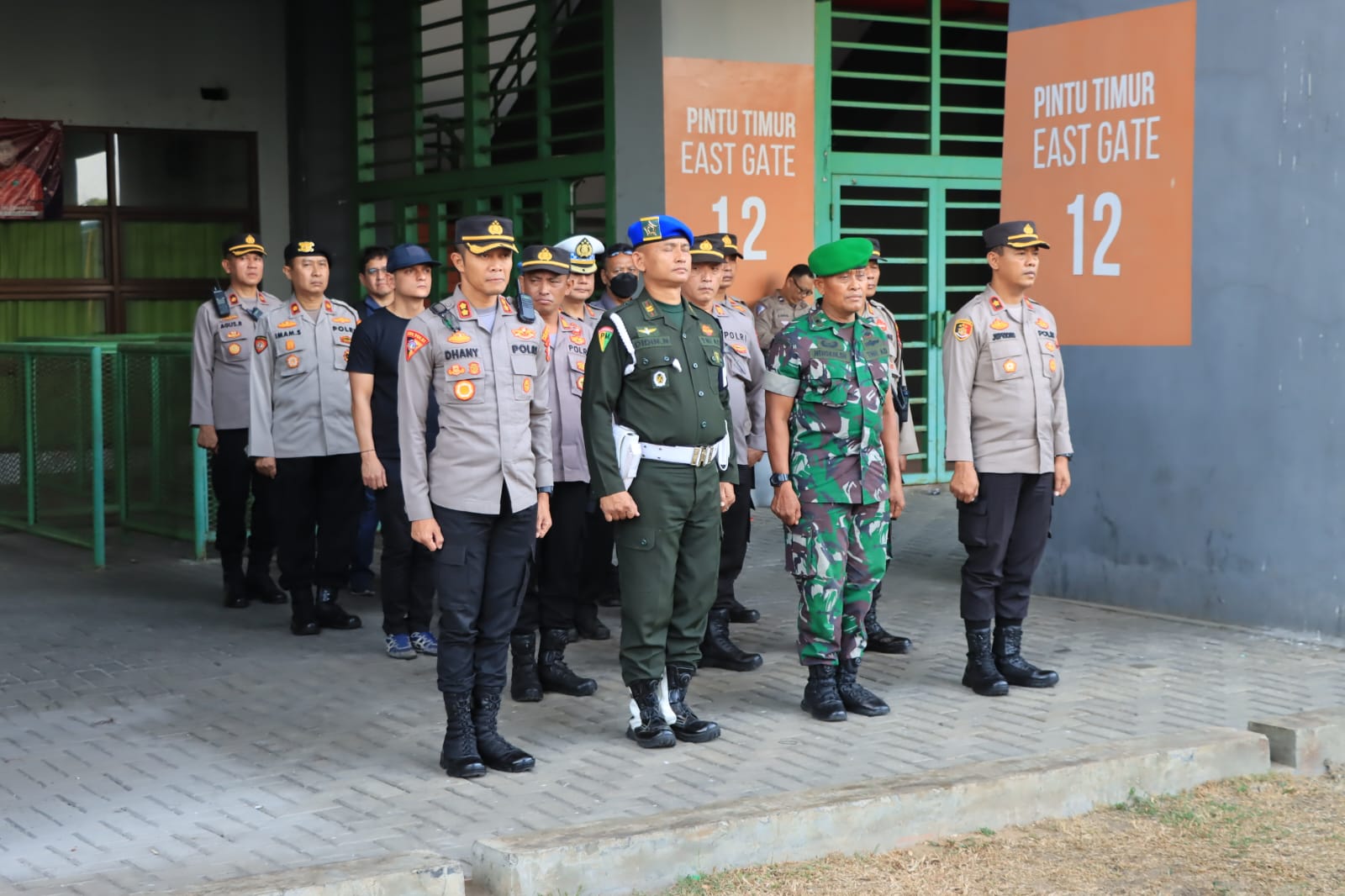 Kapolres Metro Bekasi Kota Pimpin PAM Bola Ujicoba Pertandingan Indonesia U17 Melawan Korea Selatan U17