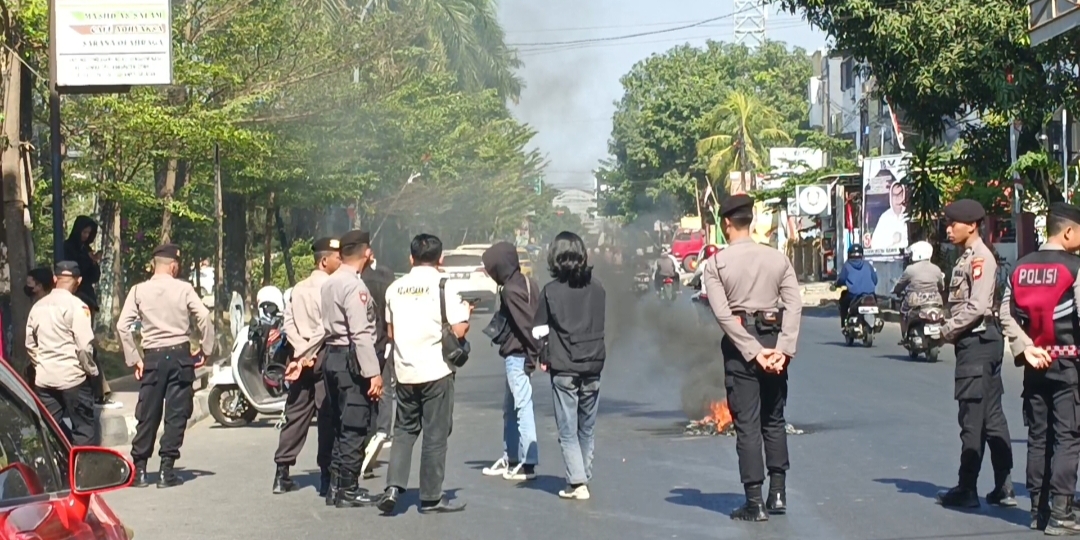 Demonstran (AMPH) Seruduk Kantor Kajari Gowa Aksi Terkait Kasus Suap