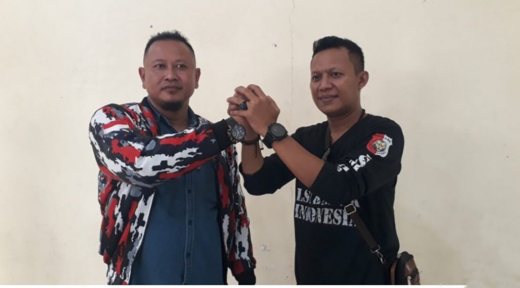 Ketua BARAK Indonesia Mada Bogor Raya, Reno Guandi memberikan langsung SK Pengangkatan kepada Ketua Marcab Gunungsindur MOH. NAJIE SB