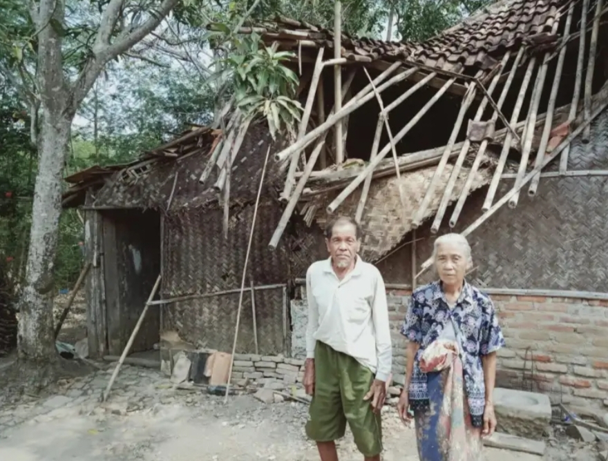 Pemerintah Kabupaten Karawang Segera Turun Tangan ,Rumah Milik Dulhari (Lansia) Ambruk,Desa Kedungjeruk Kecamatan Cibuaya.