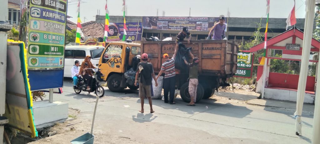 semua staf dan juga masyarakat desa wadas melakukan kegiatan Jumsih