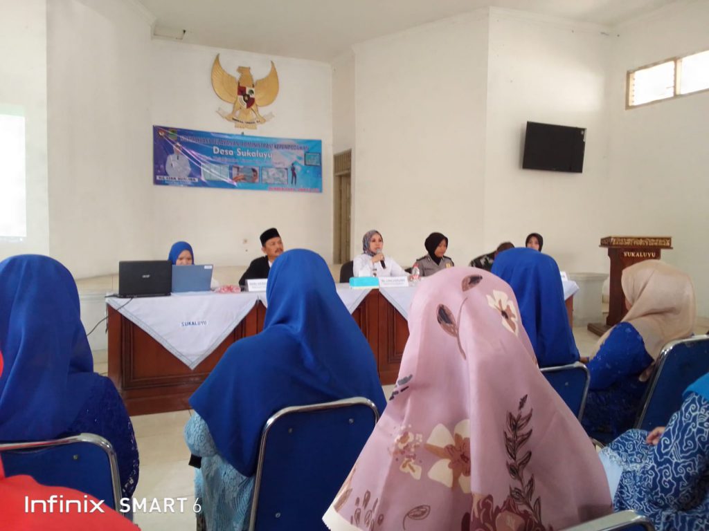 DUKCAPIL Karawang memberikan Evakuasi wojangan kepada Aparatur Pemerintahan Kepala Desa Sukaluyu